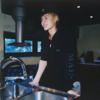 _khn14's profile picture. #martin & #keonho addicted