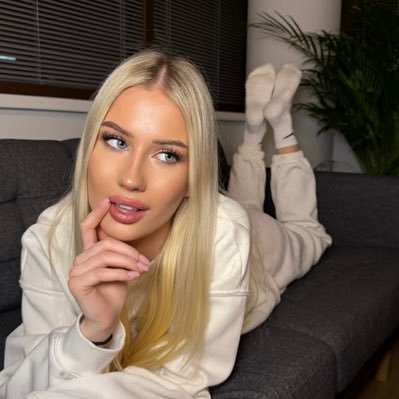 DivineLoraX's profile picture. 19 | findom | https://t.co/CukOlokRwJ