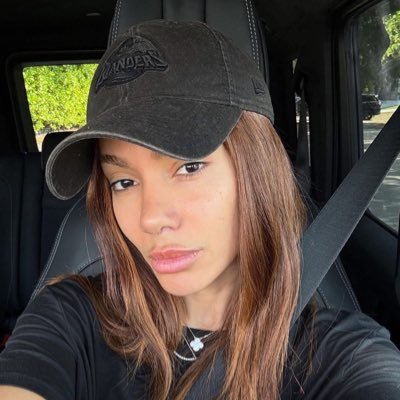 anitteipatroa's profile picture. @anitta *fan account*