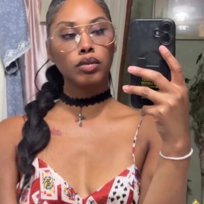 GriseldaVintage's profile picture. I don’t hear voices I see invoices.