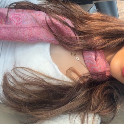 sunlightdya's profile picture. ضياءٌ يتسلل من شرخ