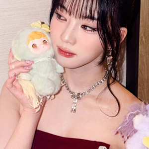 LC23Y's profile picture. a colorful bubble ( that sparkles in the 
sunlight, spreading her ♡ vani𝑙𝑙a scent