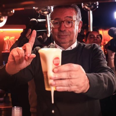 sadburbs's profile picture. Morte aos traidores.