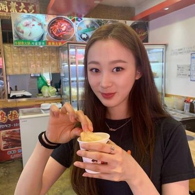 aeriuchant's profile picture. ℒittle moon that shines the brightest, Aeri Uchinaga. ⋆ ₊ ☽