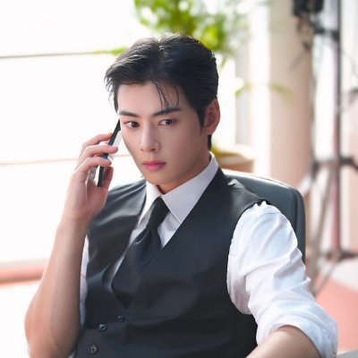 velvetmilo25's profile picture. «Practico esgrima y el arte de la insinuación. No siempre busco ganar, a veces solo disfruto del duelo.» 🤍⚔️