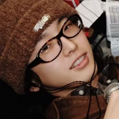 ninoiaz's profile picture. life is too beautiful not to walk on the strings of my guitar, falling in love with the sound my shoes make when I dance on them — 커피와 계피 ☕️🥨 𝒃𝒚 𝑪𝒊𝒏𝒏𝒂,