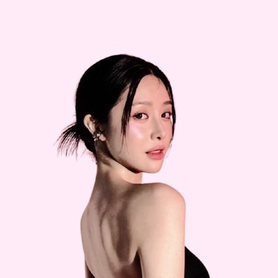 cessayaa_'s profile picture. ⅩⅨ — ♱ “Aurelian Poise” Gilded undertones temper her silhouette, radiance softened by noble discretion.