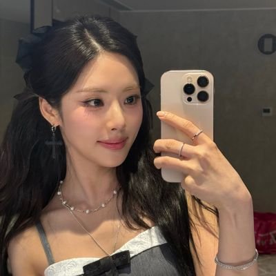 jiwonflvr_'s profile picture. 🌷 “even if they bloom in different gardens now, a flover’s love stays whole for all 9 angels forever 🍀💌”