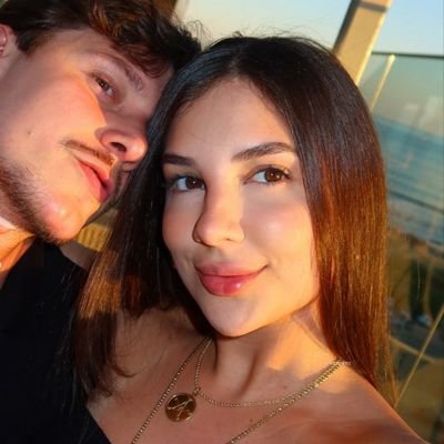 flwcaat's profile picture. Ariana diferenciada, quebrada, indomável, inamorável e apreciadora de vinhos.