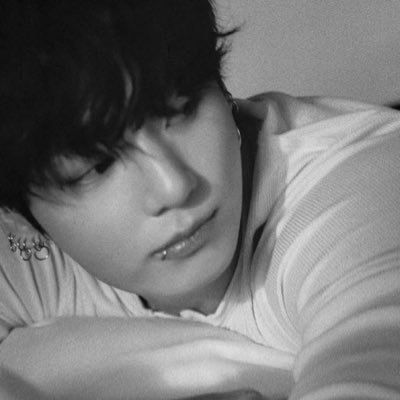 cursedchoir's profile picture. El cielo rueda por encima de ti mostrándote glorias eternas, y tus ojos todavía miran al suelo.