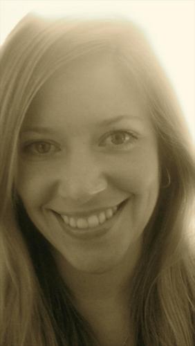 EP_Melissa's profile picture. Warm, natural, and easy-going. Notorious for engaging in life at full speed!