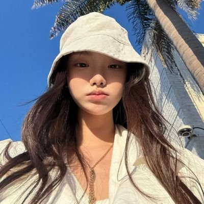 iwlusy's profile picture. 𝗜𝗹𝗹𝘂𝘀𝗶𝗼𝗻 by 𝗞𝗶𝘁𝘁𝗲𝗻. —— She exists beyond the noise, watching over details that never ask to be noticed.