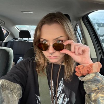 ladisputer's profile picture. don’t look at me