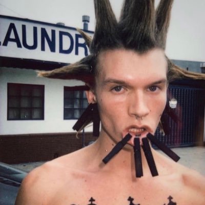 ni777z's profile picture. toni/nia/ni’s priv !! 🐈‍⬛🤍 thinking about a smiley sunshine boy who plays a bisexual depressed russian in a gay hockey show 🏒🌈👨‍❤️‍💋‍👨