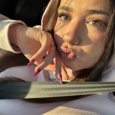 ainaagallardo_'s profile picture. 