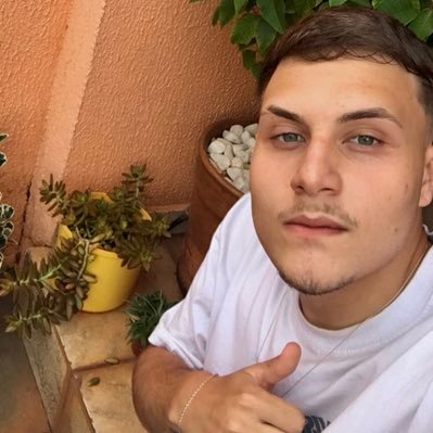 leo_malkomess's profile picture. Reclamam do meu ego mas quando eu tava sozinho só ele me abraçava