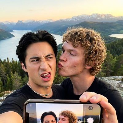 noraisntherer's profile picture. never give up, conformity gate is real. gimme kiss