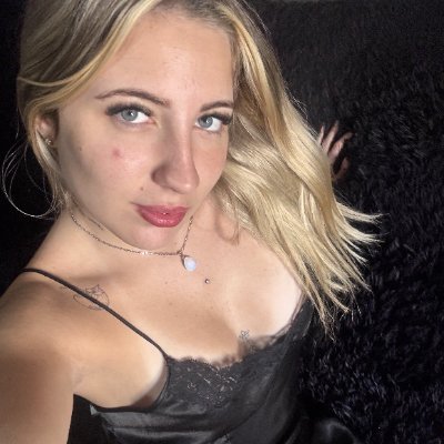 stormAmandaaa's profile picture. Single blonde with a dog, standards, and a calendar that’s open for the right dinner plan
