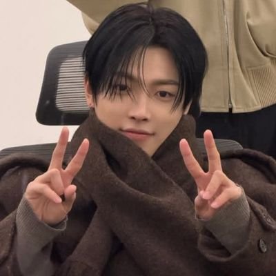 joongtism's profile picture. 안사람(성화)이 커피차를 보내줬어요 맏즈 의리! ♡