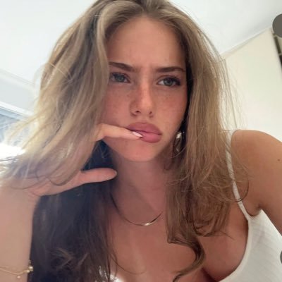 alyciacohvn's profile picture. i'd give anything to hear you say it one more time
that the universe was made just to be seen by my eyes