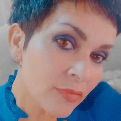 AlfonsinaMistra's profile picture. 🤗Ya no digo un año más, digo un año menos⌛Tengo más metas que tiempo⏱️ La vida sin retos, no es vida.
👶🏻x3🐱x4🐶x3🐢x1 📚🍷🎶 ⚖️🏹🐉🩵