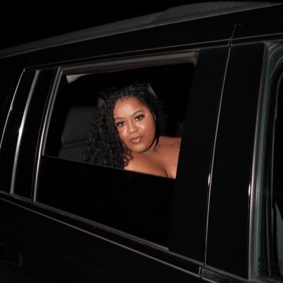 famoussnelle's profile picture. soft feminine energy | wellness • beauty • real life good vibes only 🤍