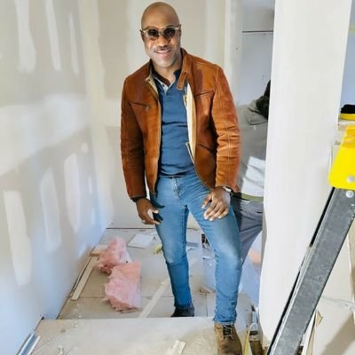 SabastianR19104's profile picture. 🇧🇼🇪🇦🇺🇸
África me dio raíces. Europa me dio alas. Juntos me enseñaron que la alegría se ve mejor cuando es ruidosa, colorida y sin complejos. Mantente bend