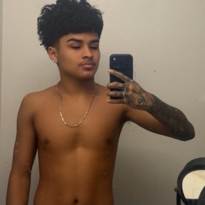 JuniorDxx_'s profile picture. chat with me on https://t.co/OQZjU5yJkq