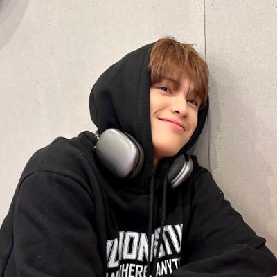 lubyeojin_'s profile picture. loona and one pact ults