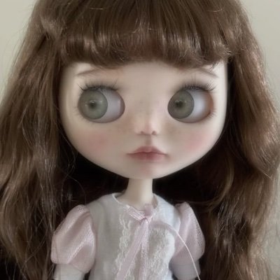 swankisses's profile picture. doe-eyes of a strange girl with brownish hair ♡