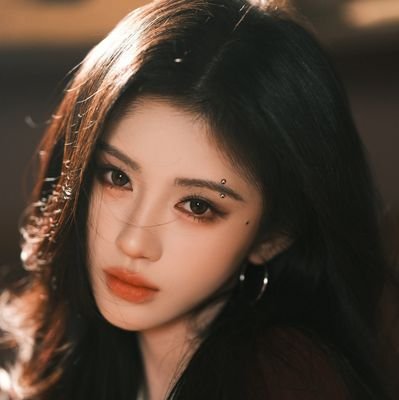 jingyifq's profile picture. wrapped in Versace, she's shining in the room full of people. the prettiest, Ju Jingyi———