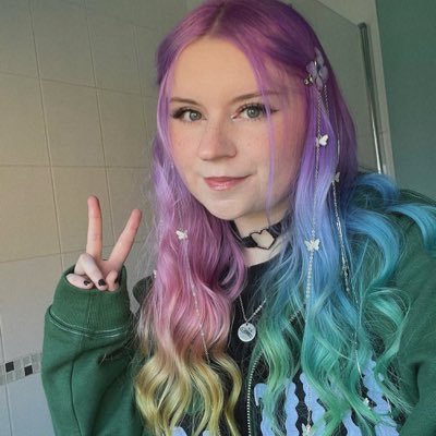 gloomseason's profile picture. #1 no capes stan ↴ 💛