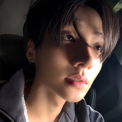 burnedkiss's profile picture. either idgaf or igaf there's nothing in between