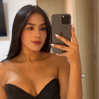 dyanira___'s profile picture. live a life you'll remember ✨