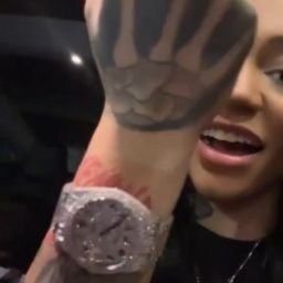 swaroviskicrz_'s profile picture. meus problemas giram em torno de dinheiro