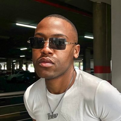 DevinSikhanyiso's profile picture. 27