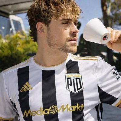 bedoffrosses's profile picture. Una bad bitch girl de los 90’s