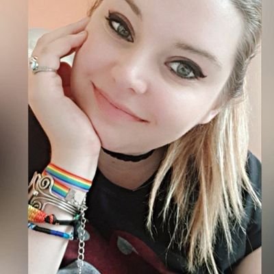 Hedwenn's profile picture. Expose tes fêlures, l'amour les colmatera.

J'écris des trucs.

Komz a ran brezhoneg. #Diwan

Gaming  • Musique • Cinéma • Culture • Militantisme 🌿