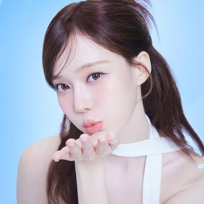 iiriswinter's profile picture. ♧ 𝗯𝘂𝘀𝗶𝗻𝗲𝘀𝘀 !  Cool, composed grace — serene on the surface, with quiet strength that captivates all eyes ❄️