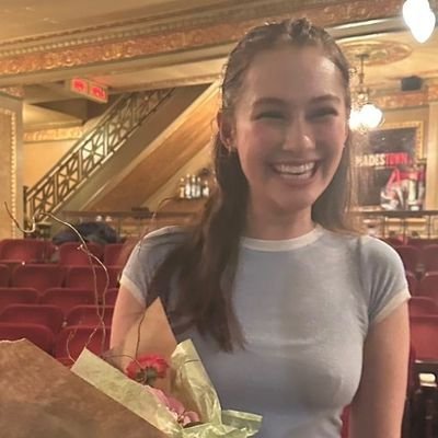 loveslivvia's profile picture. 