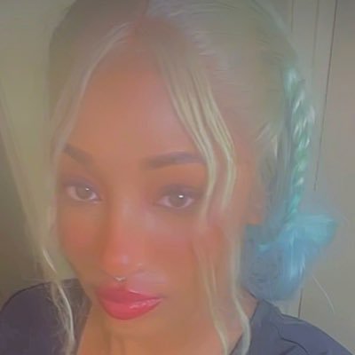 y2kgoldie's profile picture. 