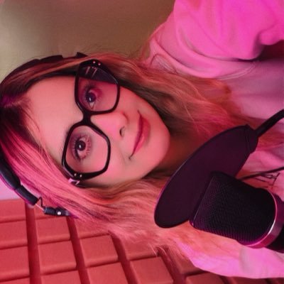 jezzylw's profile picture. Actriz y directora de doblaje 🎙️               Zelda 🗡️ Ladybug 🐞 Katniss 🔥 Panty 🫦 Reze 💣 Kaguya 💋 Komi-San 👀 y otros más…