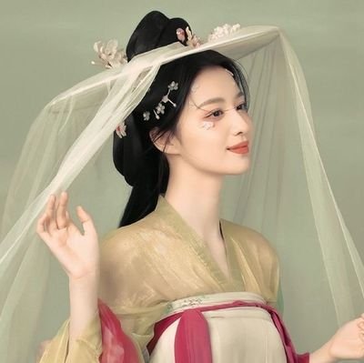 cdramasapphic's profile picture. 