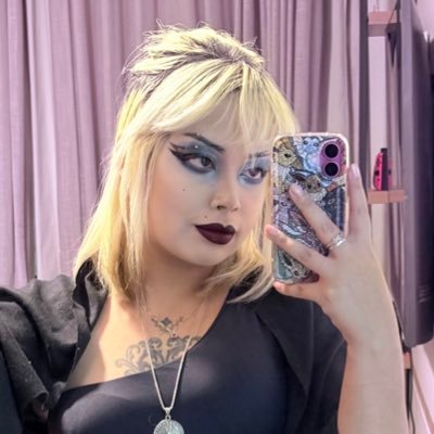 blackdamazk's profile picture. I tore a hole in the fabric of time, I split forever just to find where the light bends between our eyes @bringmethefarra @miwbra