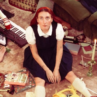 carolades's profile picture. had a boyfriend and a girlfriend scared to make the switch