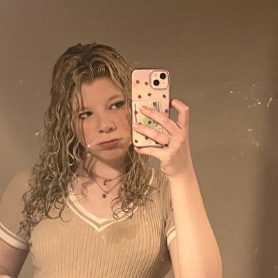 goodwitchswift's profile picture. she/her