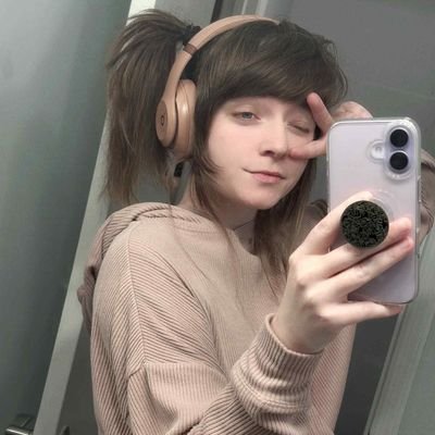 farynlain's profile picture. 🇵🇹/💍A suspicious little peach with a big heart and even bigger eyes 👁️👄👁️