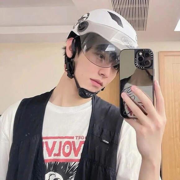 L2BaweL_Devina's profile picture. Experimented with watercolor paints—blurs of blue and bloom.