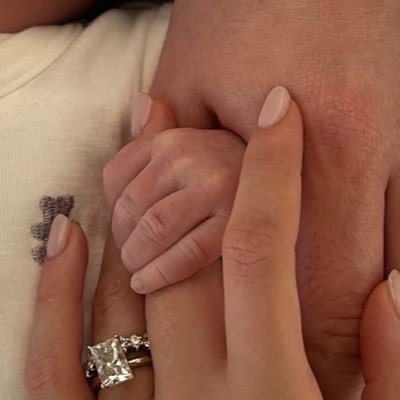 lllxlxr's profile picture. فلا تغرك صلابة مظهرة، فجوفهُ ليّن