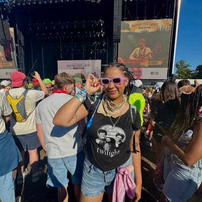 sapphicseven's profile picture. book nerd 📚 |☼ ♒︎ ☽ ♋︎ ⇡ ♍︎